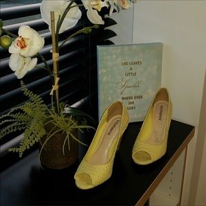 Brazilian brand Via Marte pumps